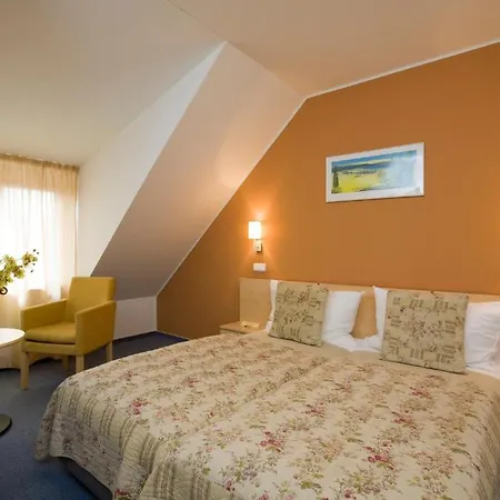 Chvalska Tvrz Otel 3*