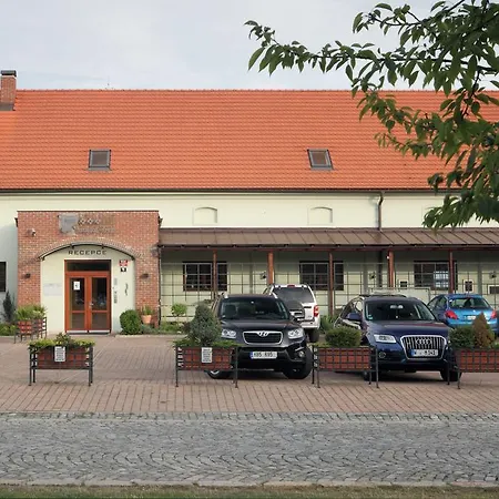 Chvalska Tvrz Otel 3*