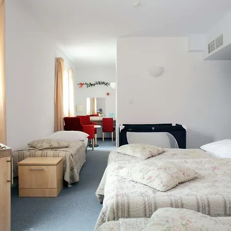 Chvalska Tvrz Otel Prag