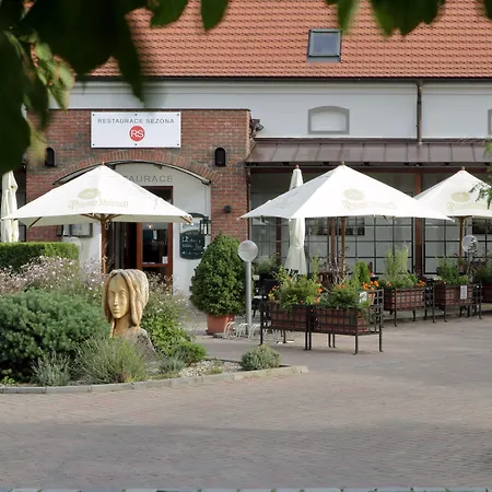 Chvalska Tvrz Otel