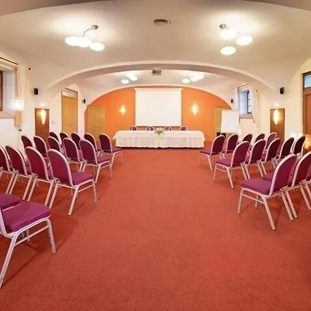 Chvalska Tvrz Otel 3*