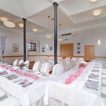 Chvalska Tvrz Otel Prag