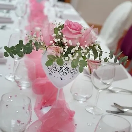 Chvalska Tvrz Otel Prag