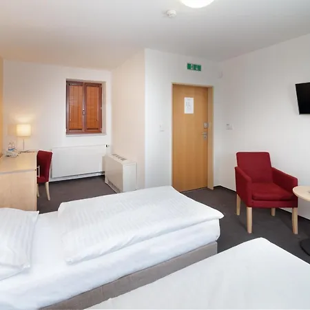 Chvalska Tvrz Otel Prag