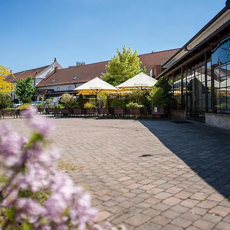Chvalská Tvrz Hotel Praga