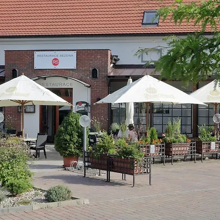 Chvalska Tvrz Hotel 3*