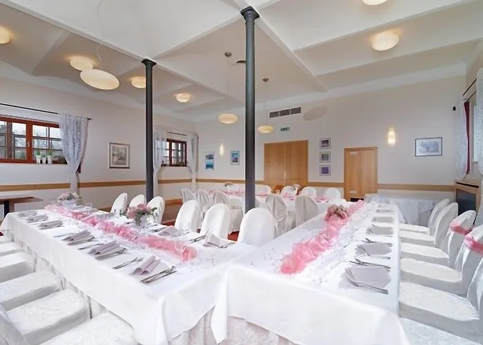Chvalská Tvrz Hotel Praga