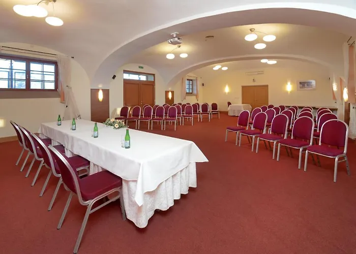 Chvalská Tvrz Hotel Praga