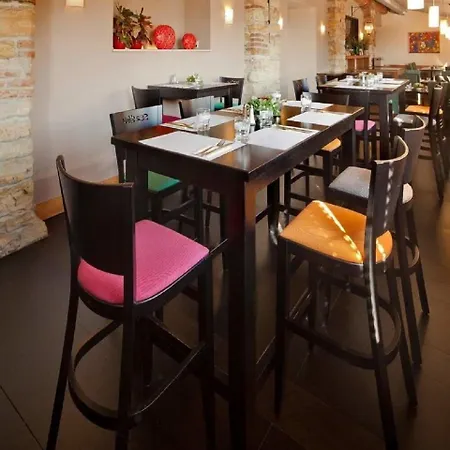 Chvalska Tvrz Hotel Praag